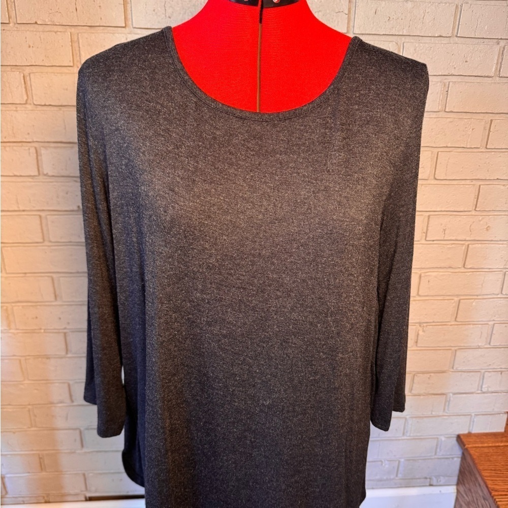 Le Lis Charcoal Gray Lace-Back High-Low Top – Size Large excellent condition